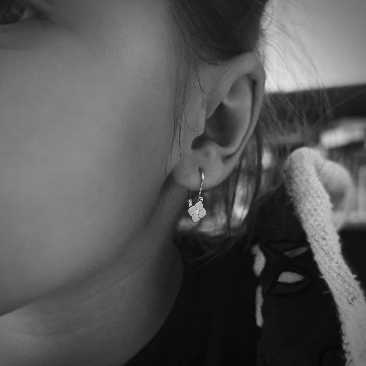 Little ZAEDA Petals of Time Earrings